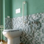 Bagno privato del Monolocale Familiare con doccia e rivestimenti in ceramica