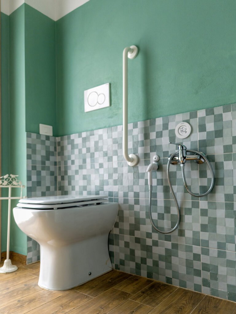 Bagno privato del Monolocale Familiare con doccia e rivestimenti in ceramica