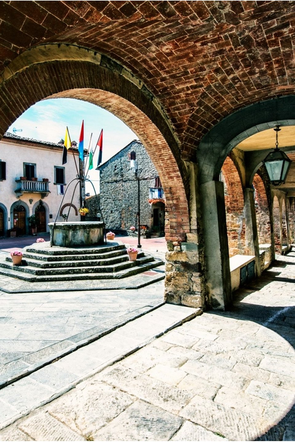 Piazza principale di Civitella in Val di Chiana con scorcio del centro storico